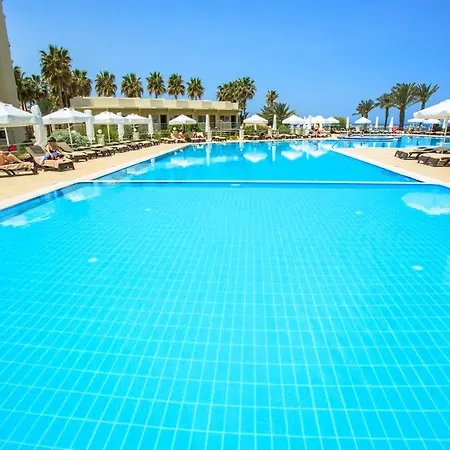 Vuni Palace Premium & & Casino Beachfront Location ! 키레니아