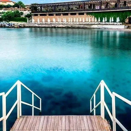 Vuni Palace Premium & & Casino Beachfront Location ! 5* 키레니아