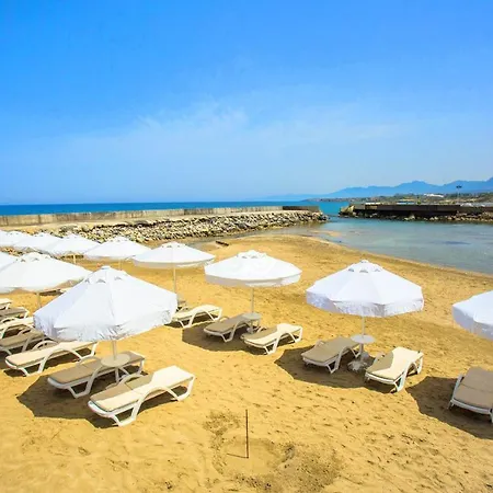Vuni Palace Premium & & Casino Beachfront Location ! 키레니아